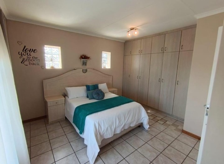 5 Bedroom Property for Sale in Wavecrest Eastern Cape